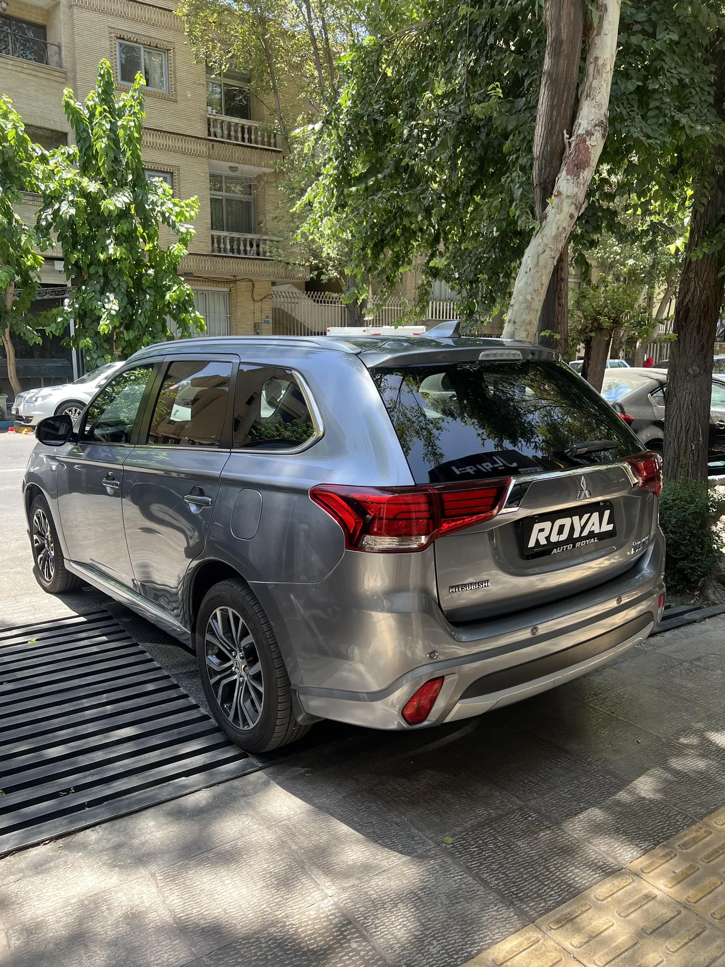 میتسوبیشی  اوتلندر PHEV 3