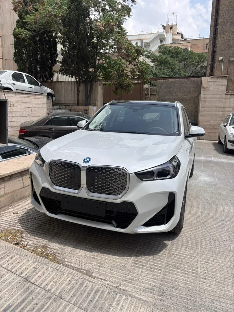 ب ام و iX1