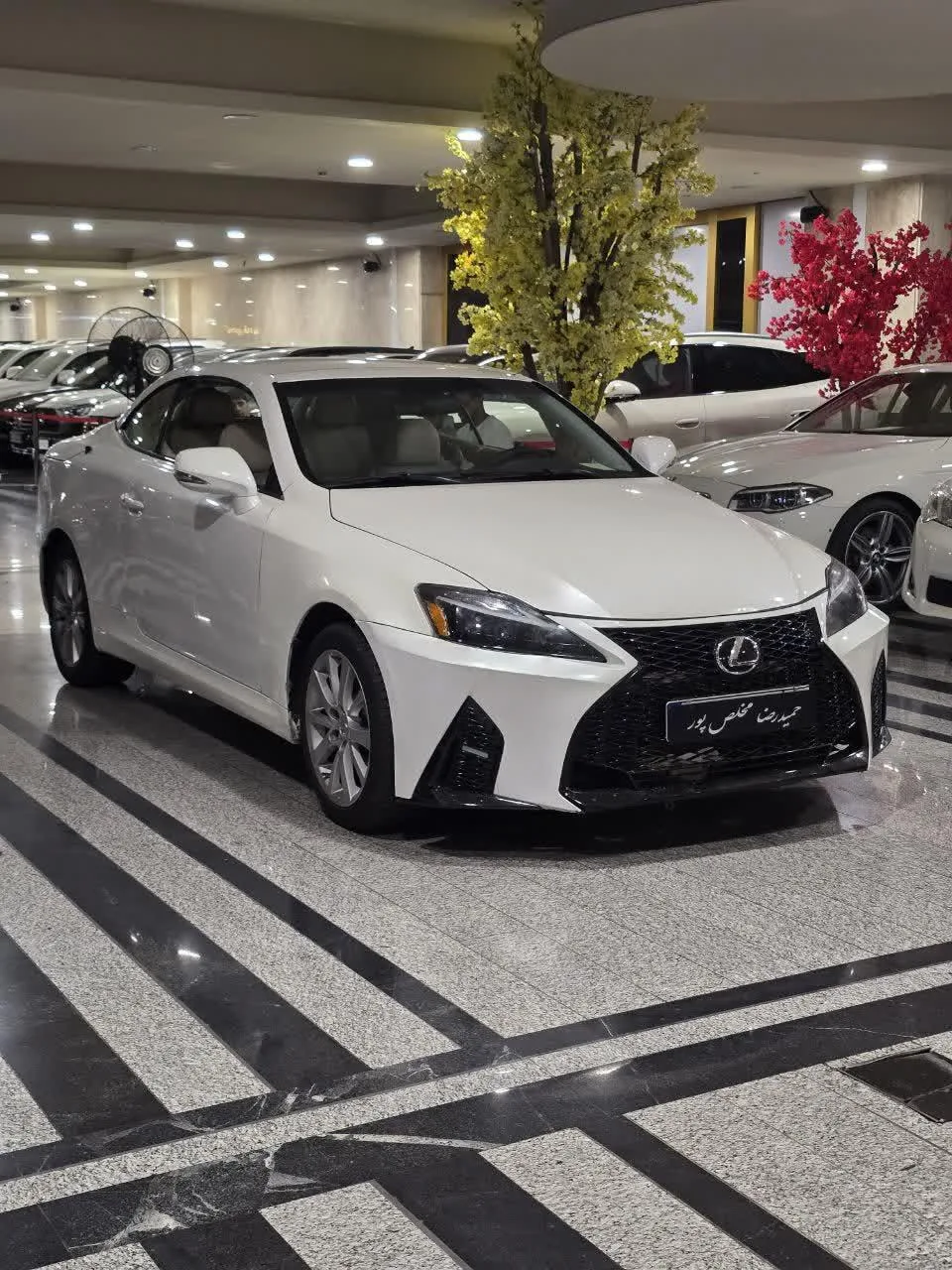 لکسوس IS